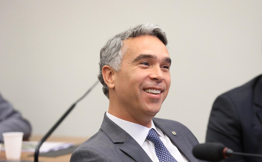 Comissão aprova projeto do deputado Rafael Brito que garante meia-entrada para todos os profissionais da educação