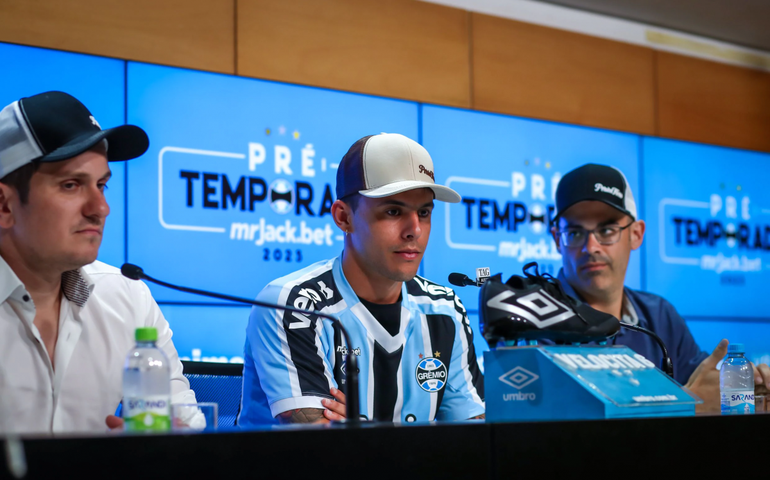 Grêmio apresenta o uruguaio Carballo: ‘Clube pode me ajudar a chegar na seleção’