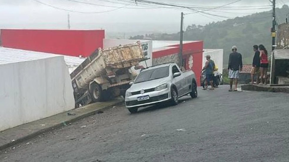Caminhão da Prefeitura colide com muro da Cáritas Diocesana em Palmeira dos Índios; ninguém ficou ferido