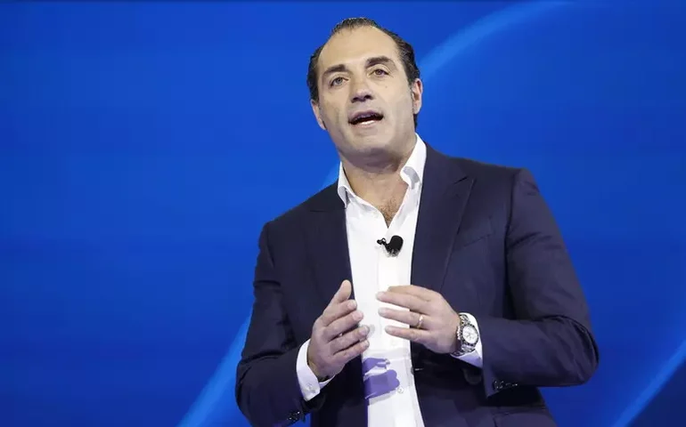 Filosa toma posse como CEO da Stellantis e anuncia equipe