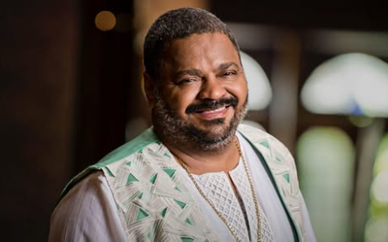 Corpo de Arlindo Cruz é sepultado no Rio por amigos e personalidades do samba