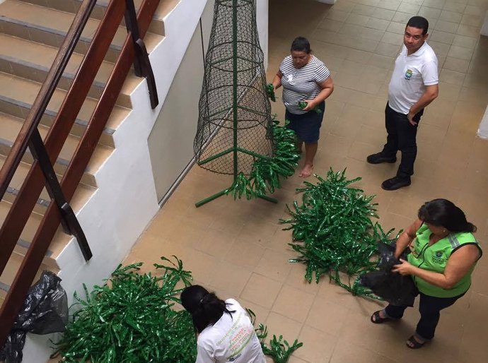 Slum cria decoração natalina com mais de 500 garrafas PET