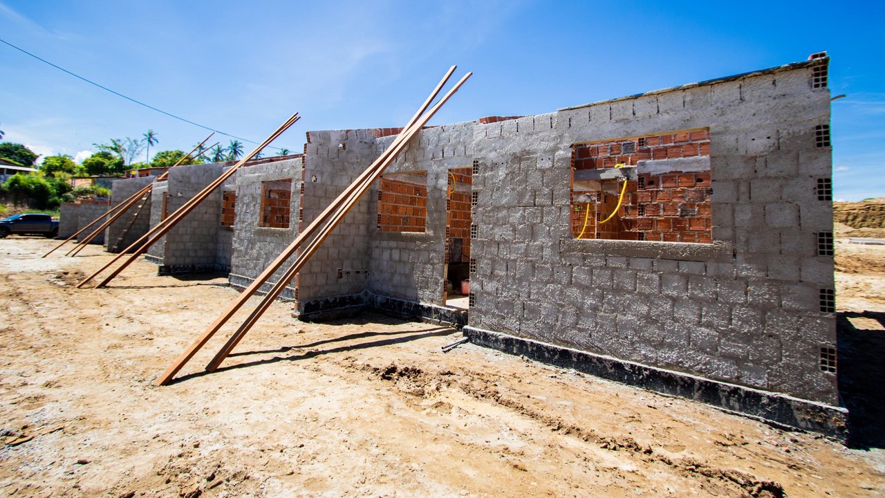 Governador assina ordem de serviço para construção de casas para marisqueiras do Pilar