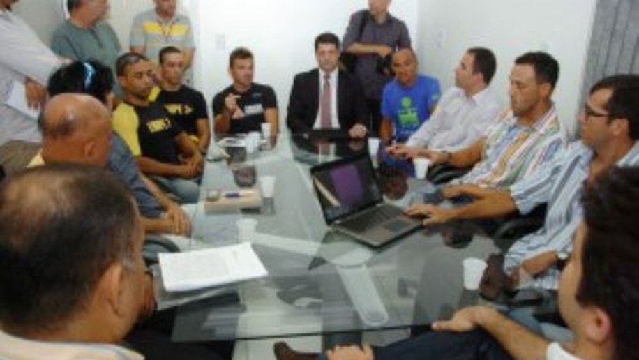 Rui Palmeira recebe atletas e é homenageado por incentivo ao esporte amador