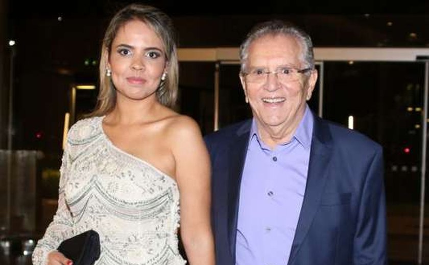 Carlos Alberto de Nóbrega exibe nova namorada em festa