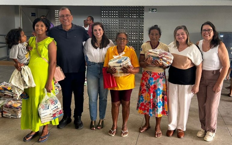 Famílias assistidas pelos CRAS de Arapiraca recebem cestas básicas arrecadadas em jogo de futsal