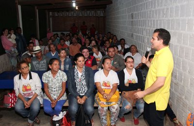 Moradores do Manoel Teles enfrentam frio e chuva para ouvir propostas de Ricardo Nezinho