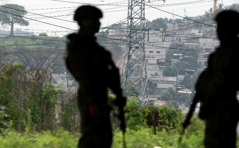 Equador apreende 12 fuzis e cerca de 10 toneladas de drogas em megaoperação contra narcotraficantes; vídeo