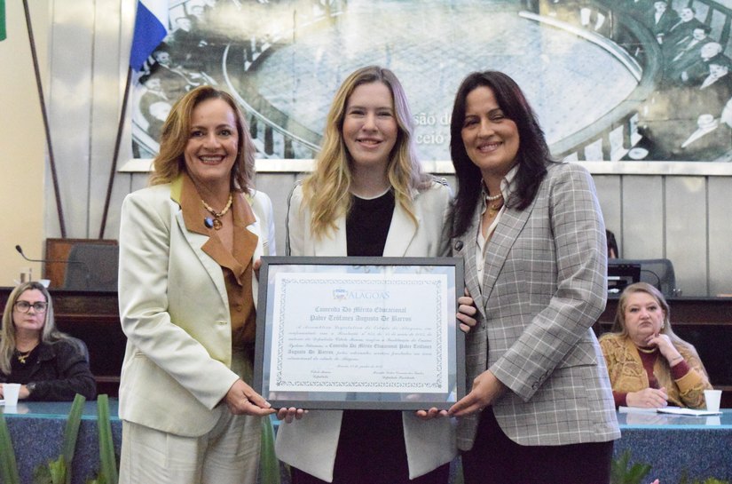 Comenda Padre Teófanes: Parlamento homenageia a System Idiomas