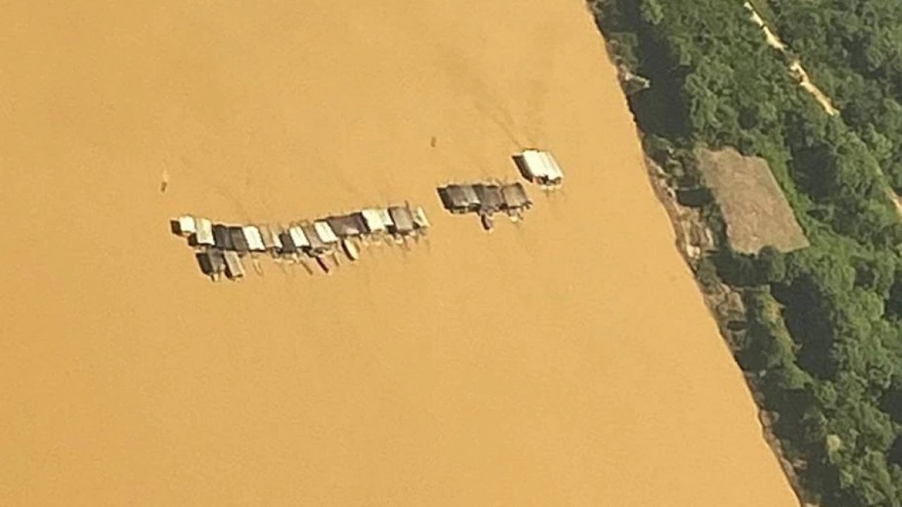 Balsas de garimpo ilegal voltam a se aglomerar no Rio Madeira