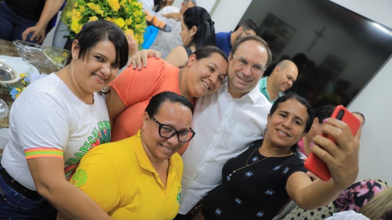 Prefeito Luciano recebe homenagens de servidores e autoridades