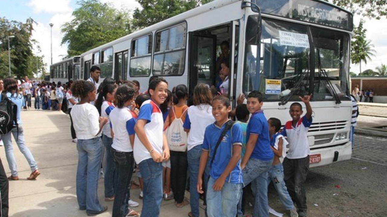 Educação apresenta programa de transporte escolar a prefeitos