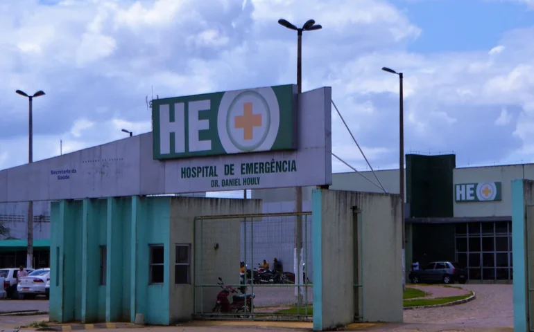 Jovem fica ferido em colisão entre carro e moto no centro de Arapiraca