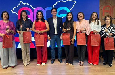 AMA homenageia mulheres em reunião com prefeitos e gestores municipais
