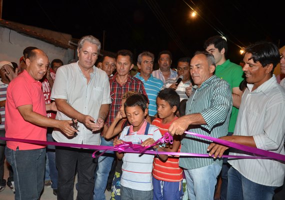 Celso Luiz inaugura mais calçamentos em Canapi e creche em Forquilha