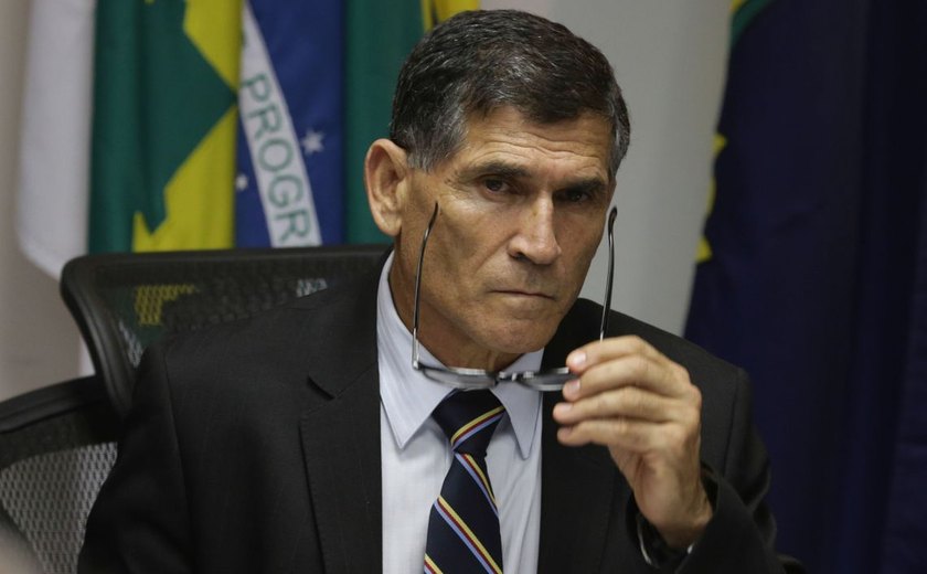 Almoço com Bolsonaro e Toffoli foi para &#8216;aproximar pessoas&#8217;, diz Santos Cruz
