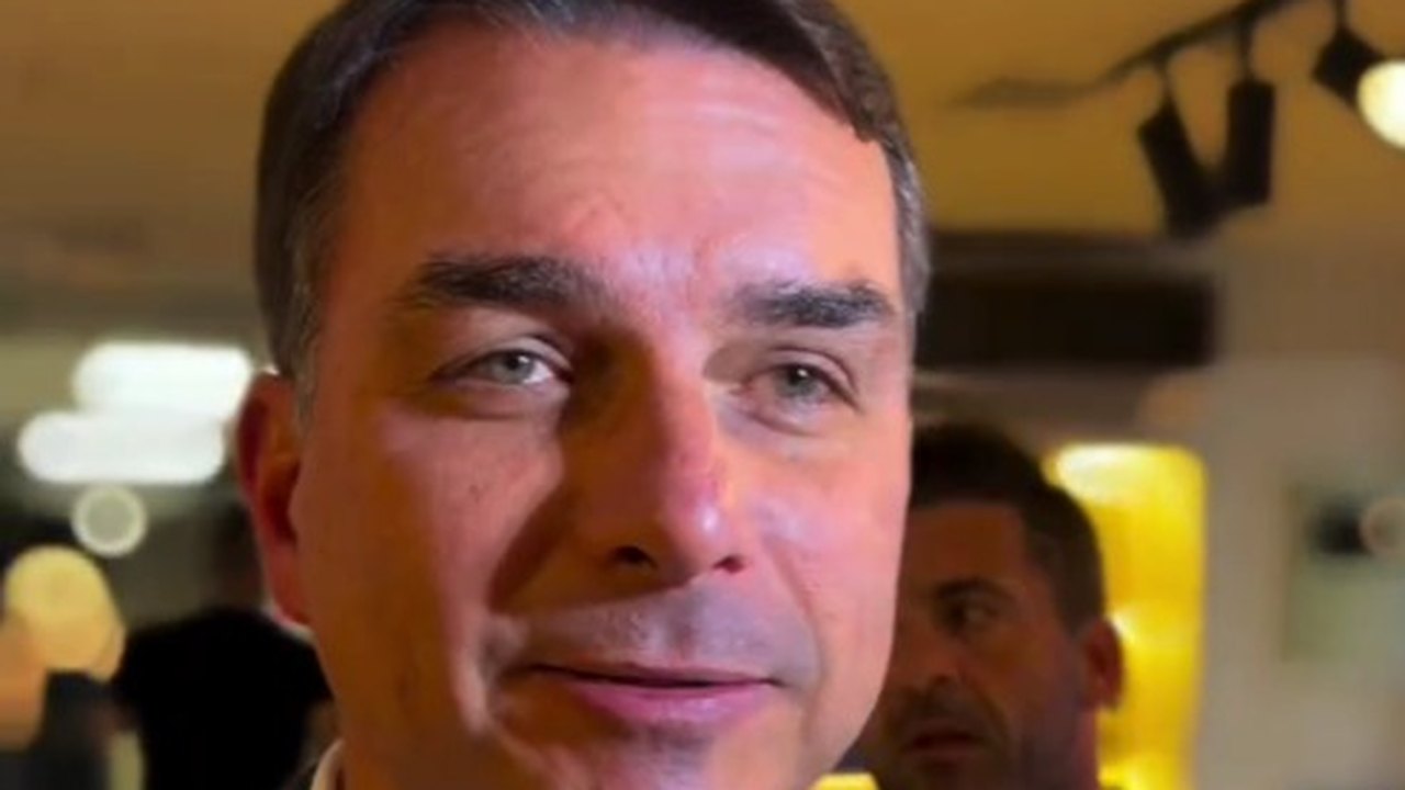 Líderes de partidos de esquerda acionam PGR contra Flávio e Eduardo Bolsonaro