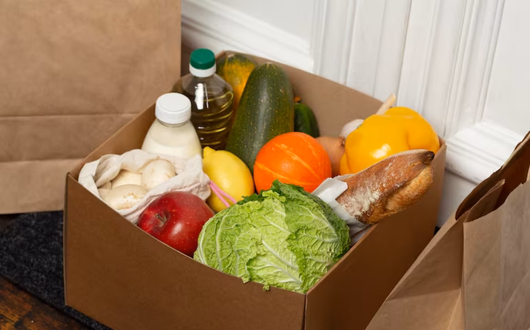 Funcionárias de escola na Zona Norte desviavam merenda em sacos de lixo; veja vídeo