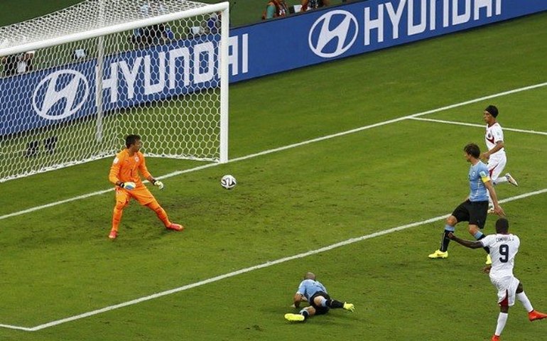 Costa Rica vence o Uruguai e surpreende no Grupo D