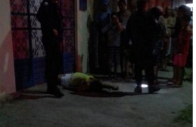 Baleada na porta de casa, mulher morre na calçada de delegacia