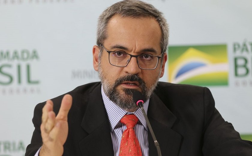 Ex-ministros de Bolsonaro criticam aliança com o Centrão