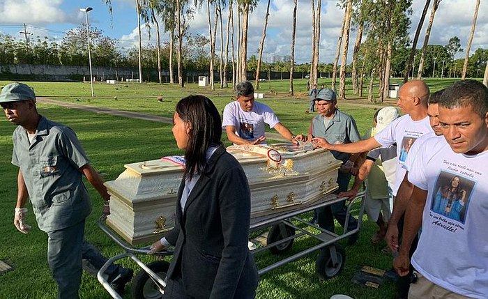 Familiares sepultaram Adrielle Oliveira em clima de grande comoção