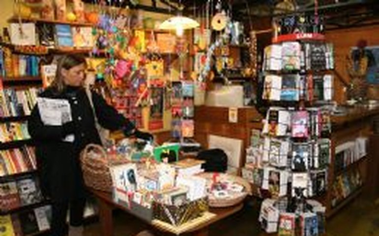 Editora L&PM mostra livros destruídos após depósito de 900 mil títulos ser inundado no RS