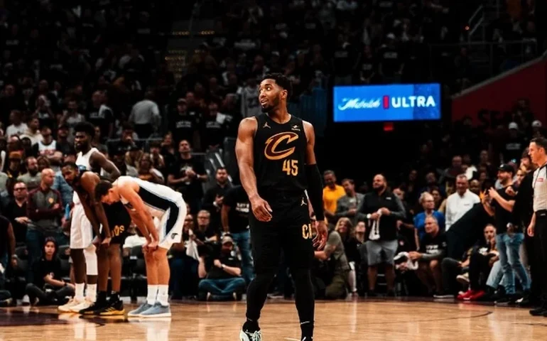 Cavaliers batem Warriors e vencem a 7ª seguida na NBA; Nuggets leva com recorde de Westbrook