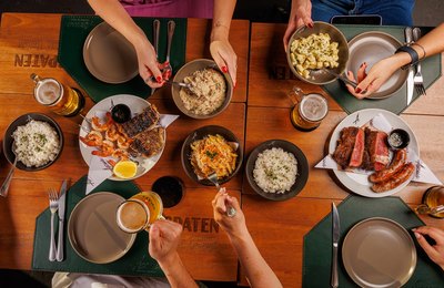 Áscua reinaugura em Curitiba com gastronomia autoral e serviço descomplicado