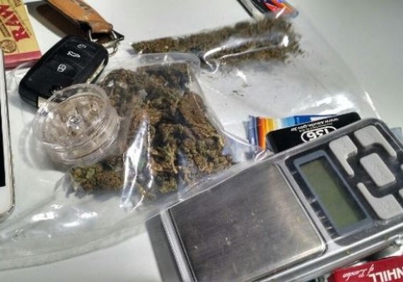 Lei Seca recupera moto roubada e prende duas pessoas por tráfico de drogas