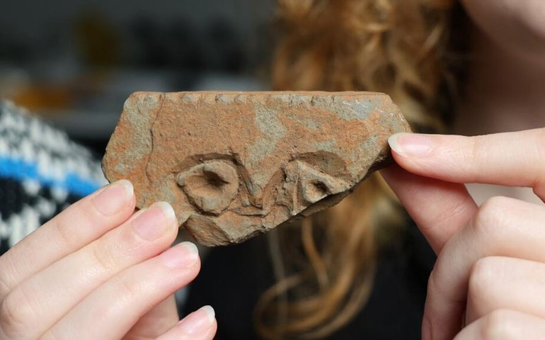 Estudante descobre pedra esculpida de 1.500 anos que pode revelar rosto dos Pictos na Escócia