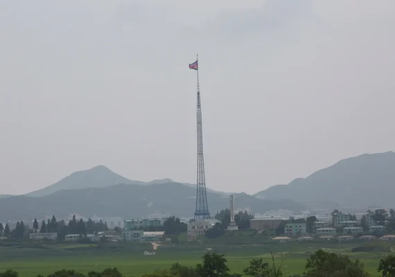 Coreia do Norte está construindo 'muro' ao longo da fronteira com o Sul, afirma BBC