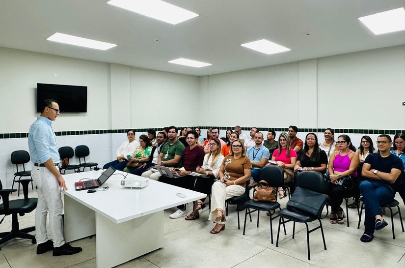 Secretária Renilda Pereira e adjunta Ana Holanda se reúnem com técnicos da Semede para discutir planejamento do ano letivo