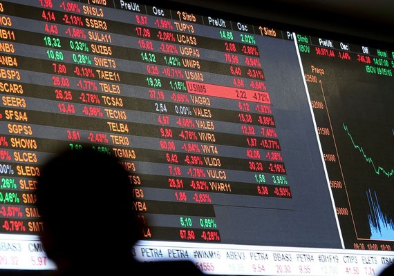 Bolsa fecha em queda e dólar em alta no primeiro dia útil do governo