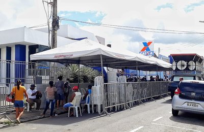 Palmeira: Servidores da prefeitura organizam filas em bancos e lotéricas e pedem que população use máscaras 