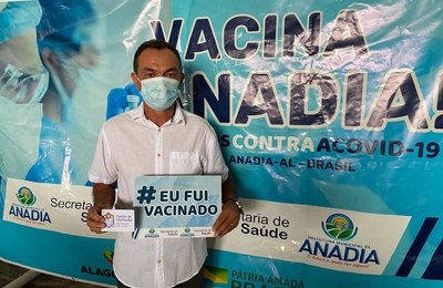 Prefeito de Anadia recebe a 1ª dose da vacina contra a Covid-19