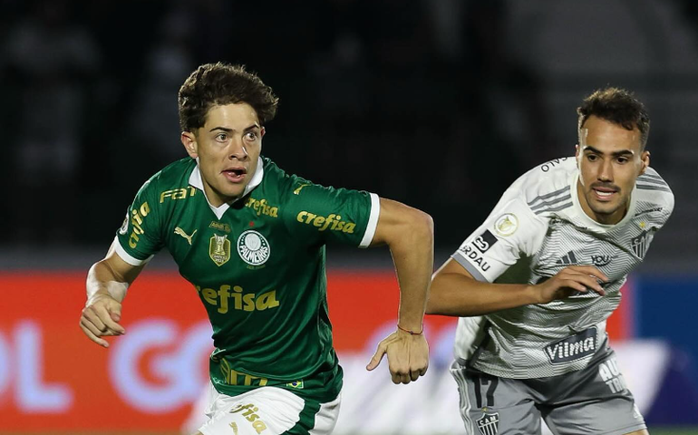 Palmeiras bate Atlético-MG com pênalti polêmico e mantém sequência rumo ao título do Brasileiro
