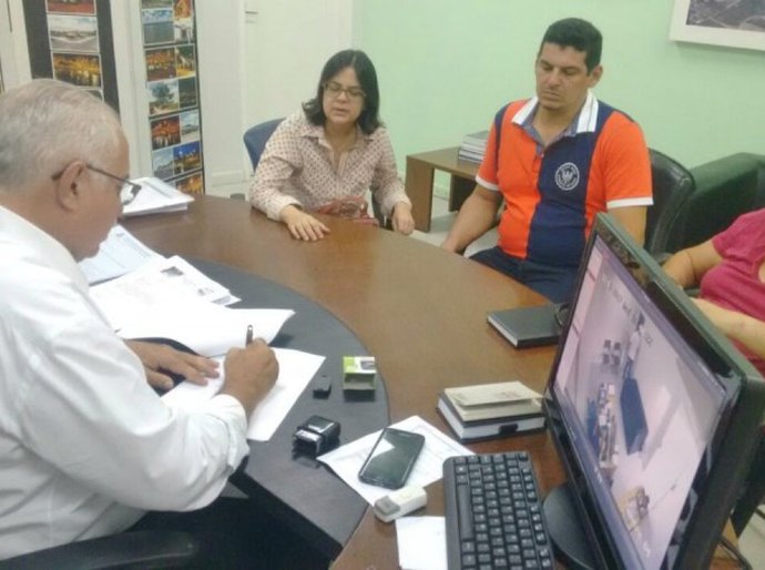 Teófilo sanciona lei que obriga bancos a disponibilizarem cadeiras de rodas para clientes