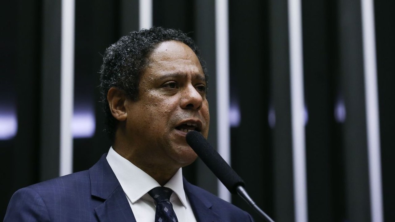 Relator protocola parecer do PL das Fake News