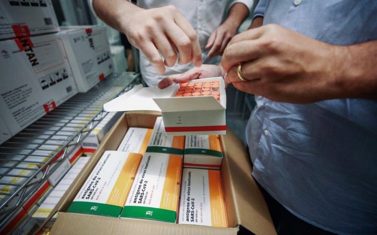Governo inicia distribuição de 16.500 doses para vacinar idosos e trabalhadores da saúde