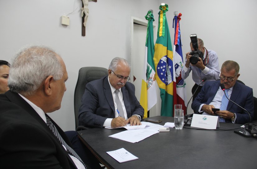 Arapiraca: municipio e TJ firmam convênios na presença de ministro do STJ