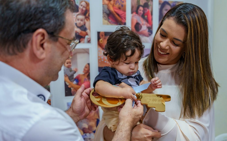 Pequeno herói: Luciano Barbosa entrega chave da cidade a bebê prefeito de 2025