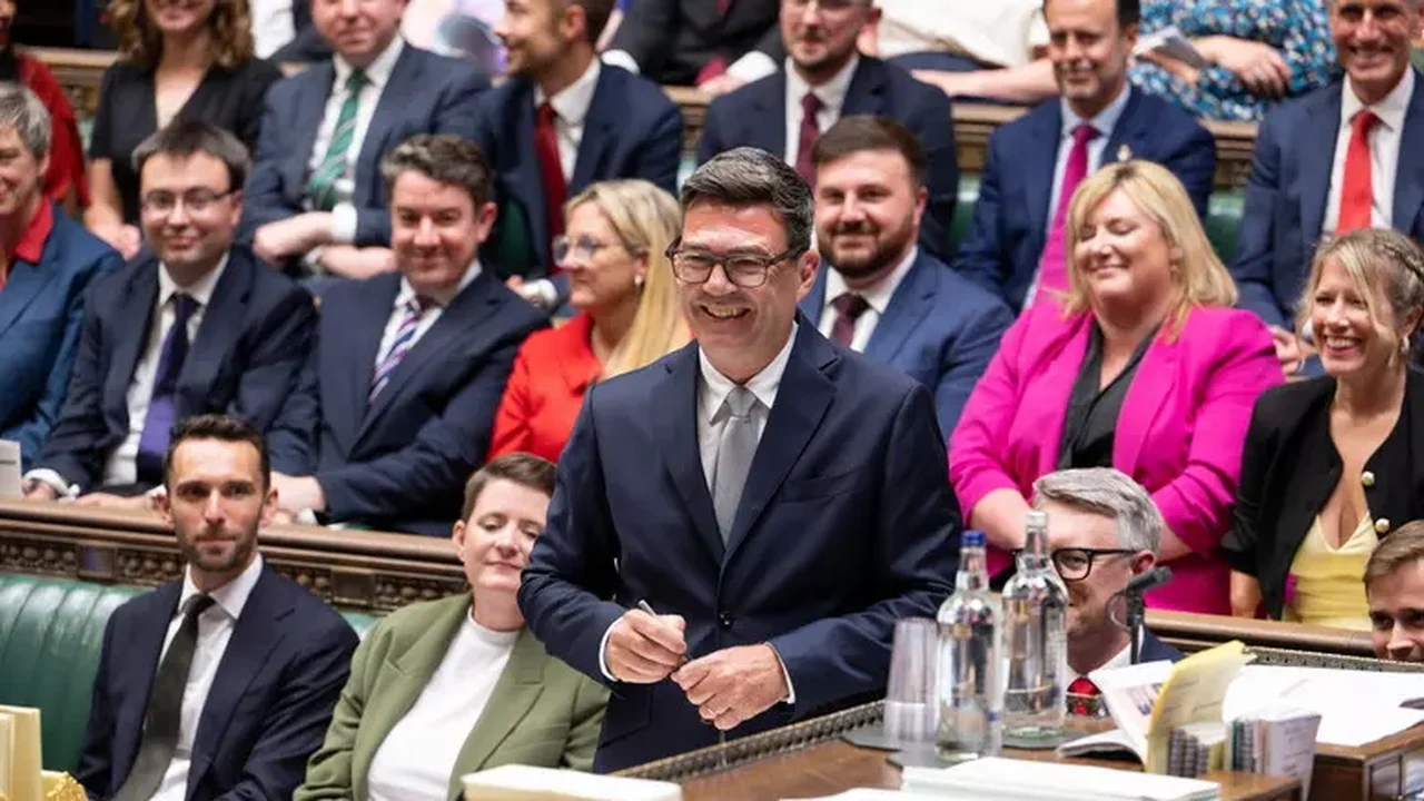 Reino Unido: Burnham promete reequilibrar poder e reduzir desigualdade caso vire premiê