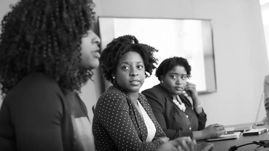 Desemprego entre mulheres negras jovens chega a 24,7%, aponta estudo