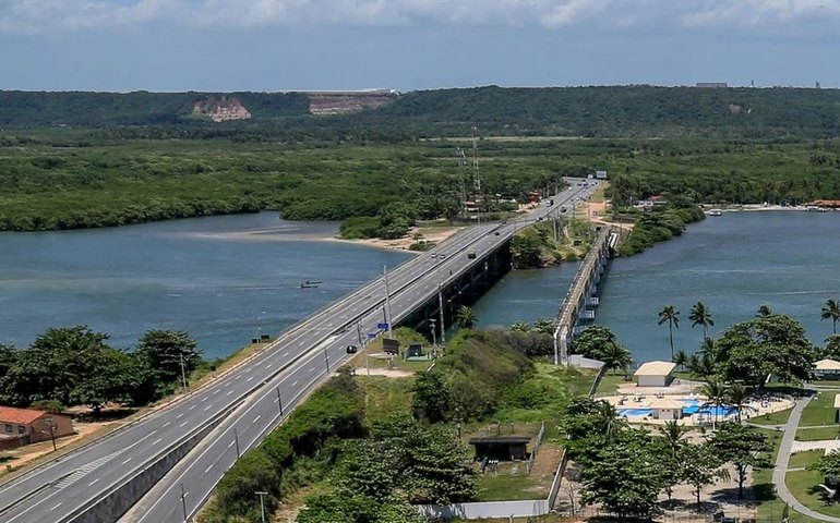 Bombeiros localizam corpo de trabalhador que caiu da ponte Divaldo Suruagy