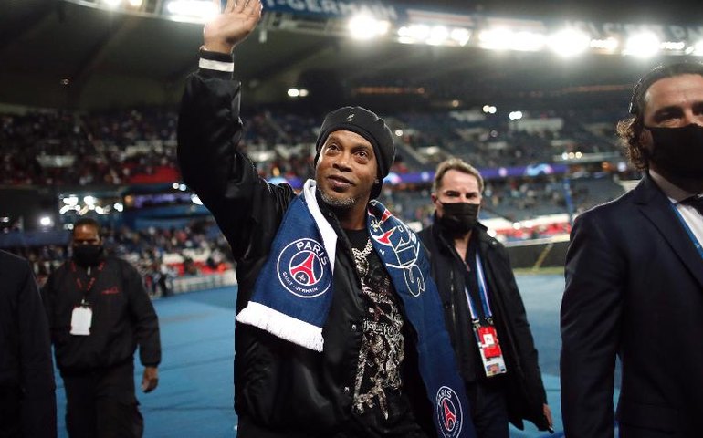 Ronaldinho Gaúcho marca presença em PSG x Barcelona e é ovacionado