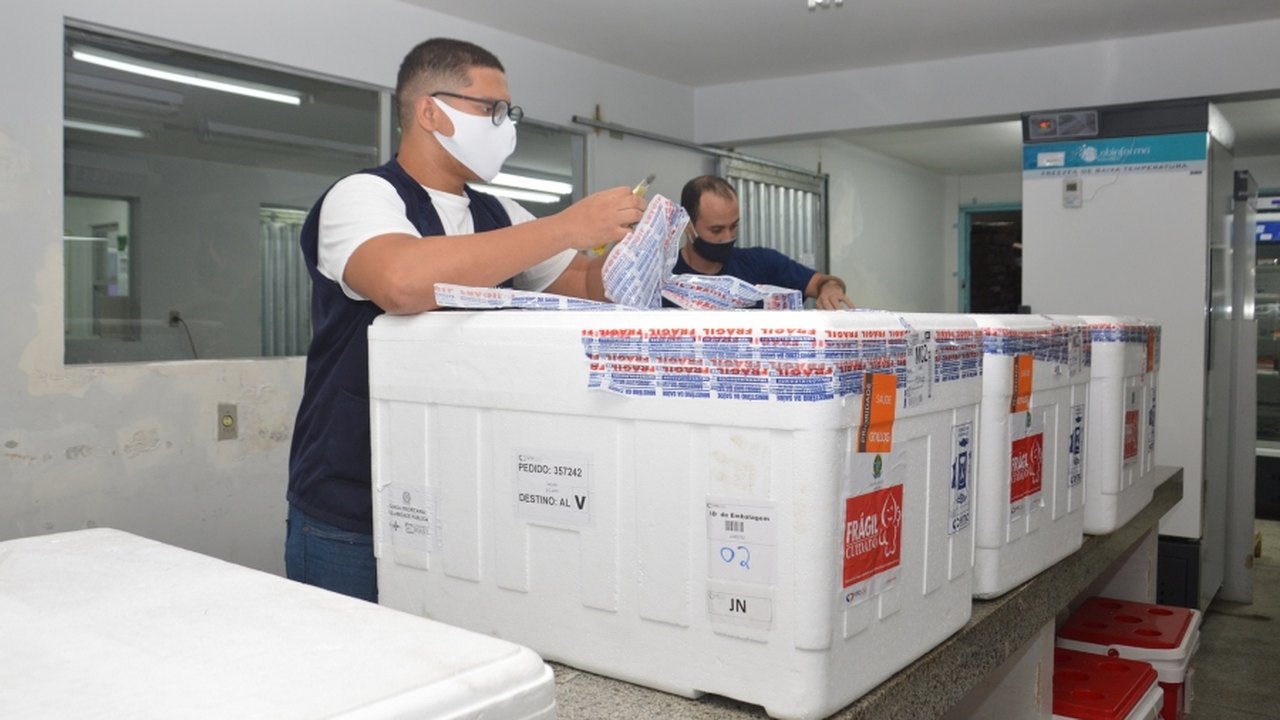 Covid-19: Alagoas recebe 104.490 doses de vacinas e distribuição começa nesta sexta (25)