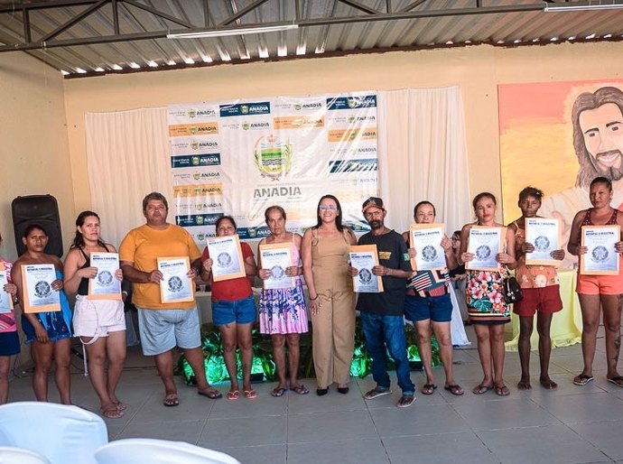Prefeitura de Anadia concede títulos de propriedade gratuitos a dezessete famílias