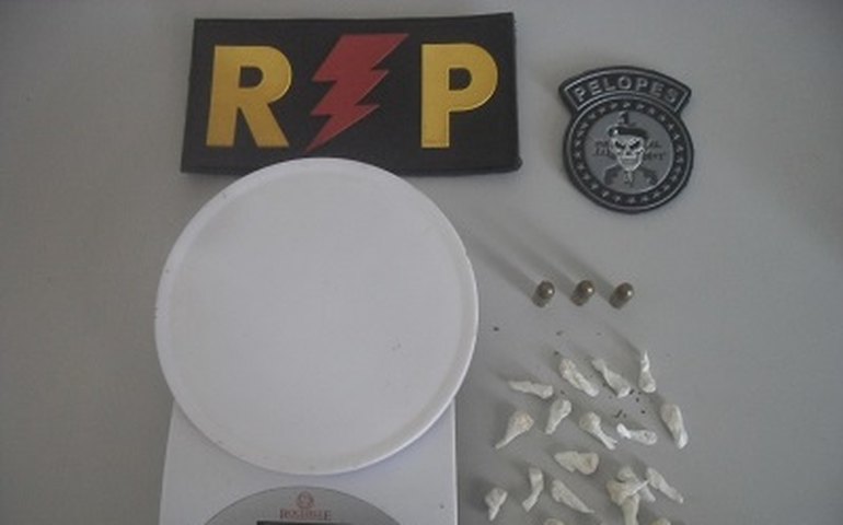 PM recupera veículo roubado e apreende droga