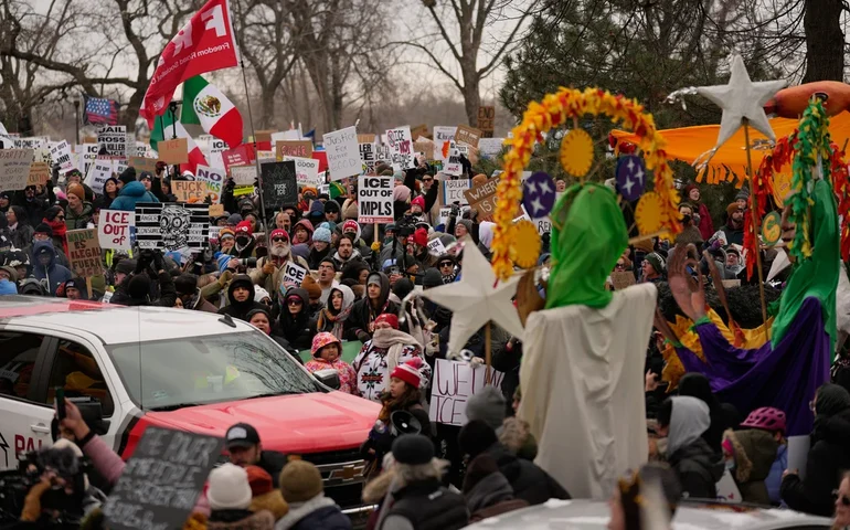Democratas de Minnesota exigem uma investigação mais ampla sobre o tiroteio que vitimou Renee Good.
